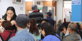 ciudadanos y ciudadanas en punto de atención de la Red CADE