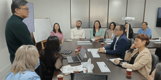 Foto de el secretario de salud en una reunión 