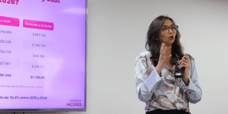 Foto de la secretaria de hacienda en una charla 