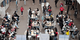 Foto de una feria de empleo en Bogotá 2026