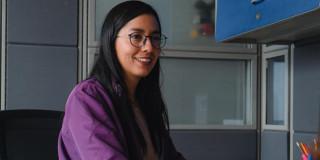 Mujer con chaqueta morada en una de las sedes de las Casas de Justicia de Bogotá.