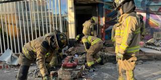 Bomberos atendiendo emergencia