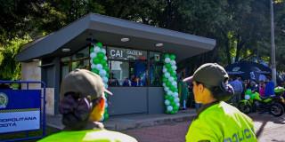 Policías durante la reapertura del CAI de la calle 80 en Engativá.