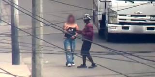 Foto del hombre captado en cámaras de seguridad expendiendo drogas en el centro de Bogotá.