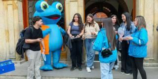 Foto que muestra un grupo de personas reunidas 