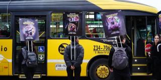 Foto de funcionarios de TransMilenio adelantando una campaña