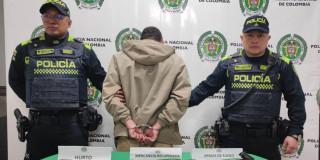 Hombre capturado por presunto atraco de comercio y porte de armas