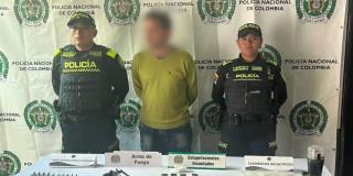 Hombre capturado con armas, droga y material incautado.