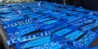 Dosis de droga listas para comercializarse, con el logo de Batman.