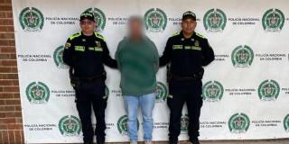 Imagen del hombre capturado junto a dos policías