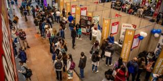Foto de bogotanos y bogotanas asitentes a la tercera versión de la 'Megaferia de Empleo' de Bogotá en Corferias.