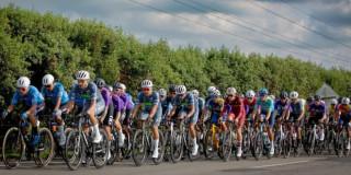 Ciclistas por una carretera del Departamento 