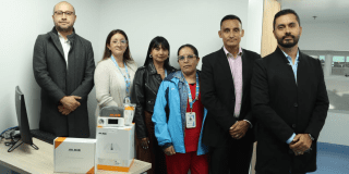 Foto de funcionarios de salud con el nuevo equipo en el Centro de Salud 29