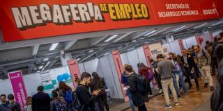 Foto de una mujer accediendo a una de las Ferias de Empleo de la Agencia Distrital de Empleo de Bogotá.