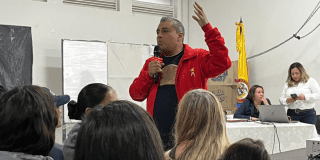 Imagen de una persona hablando en una asamblea