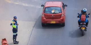 Foto de un agente de tránsito en una vía de Bogotá