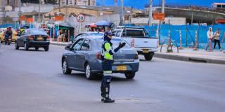 Foto de una agente de trásnito en una vía de Bogotá