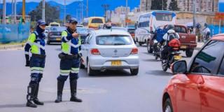 Foto de agentes de tránsito en una vía de Bogotá 