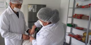 Dos personas trabajando en comedor comunitario