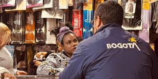 Sensibilización a una comerciante de Bogotá sobre disposición adecuada de basuras.