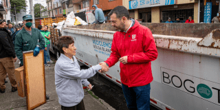 Imagen del alcalde Galán saludando a una señora en el ecopunto