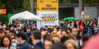 Foto de bogotanos y bogotanas accediendo a servicios de la Agencia Distrital de Empleo.