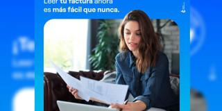 Foto que muestra una persona sentada con un computador 