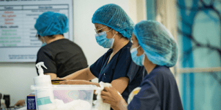 Foto de unas enfermeras en un hospital de Bogotá 