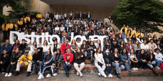 Imagen de varios jóvenes y funcionarios en la entrada del Planetario de Bogotá