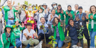 Imagen de la comunidad y funcionarios en la siembra de árboles.