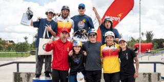 Imagen de los deportistas junto al director del IDRD, Daniel García Cañón