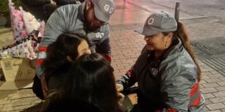 Gestores del Orden atendiendo a una ciudadana en zona de rumba