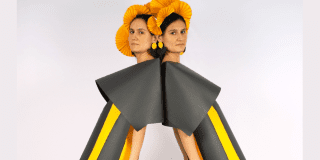 Imagen de una mujer vestida para el concierto.