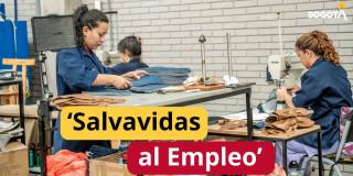 Foto de empleadas en una pequeña empresa en Bogotá y el logo de 'Salvavidas al Empleo'.