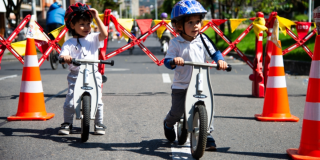 Imagen de niños y niñas en cicla