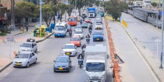 Foto que muestra vehículos andando por las calles