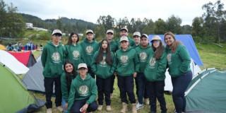 Foto que muestra un grupo de personas sonriendo