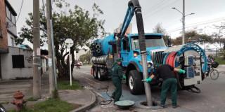 Foto que muestra trabajadores del Acueducto de Bogotá 
