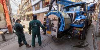 Foto que muestra trabajadores del Acueducto de Bogotá