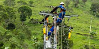 Foto que muestra trabajadores de Enel Colombia