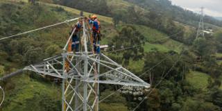 Foto que muestra trabajadores de Enel Colombia 