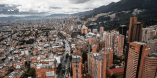 Imagen panorámica de Bogotá con tiempo parcialmente nublado.