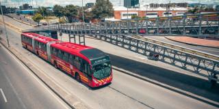 Foto de un bus de TransMilenio en una vía de Bogotá