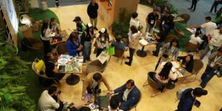 Personas en la Feria de Anato 