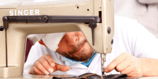 Imagen de una persona cosiendo