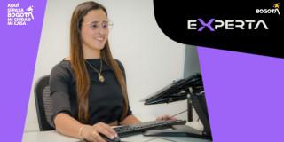 Foto de una mujer accediendo de manera virtual a cursos gratis de 'Experta'.