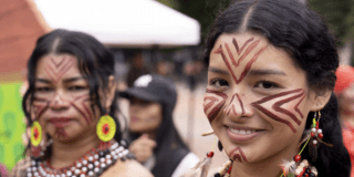Imagen de dos mujeres indígenas en Bogotá.