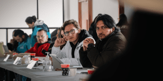 Imagen de Gustavo Quintero escuchando a una persona de la comunidad