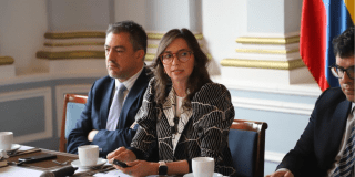 Foto de la secretaria de hacienda en una charla 