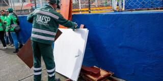 Foto que muestra una persona levantando unas tablas 